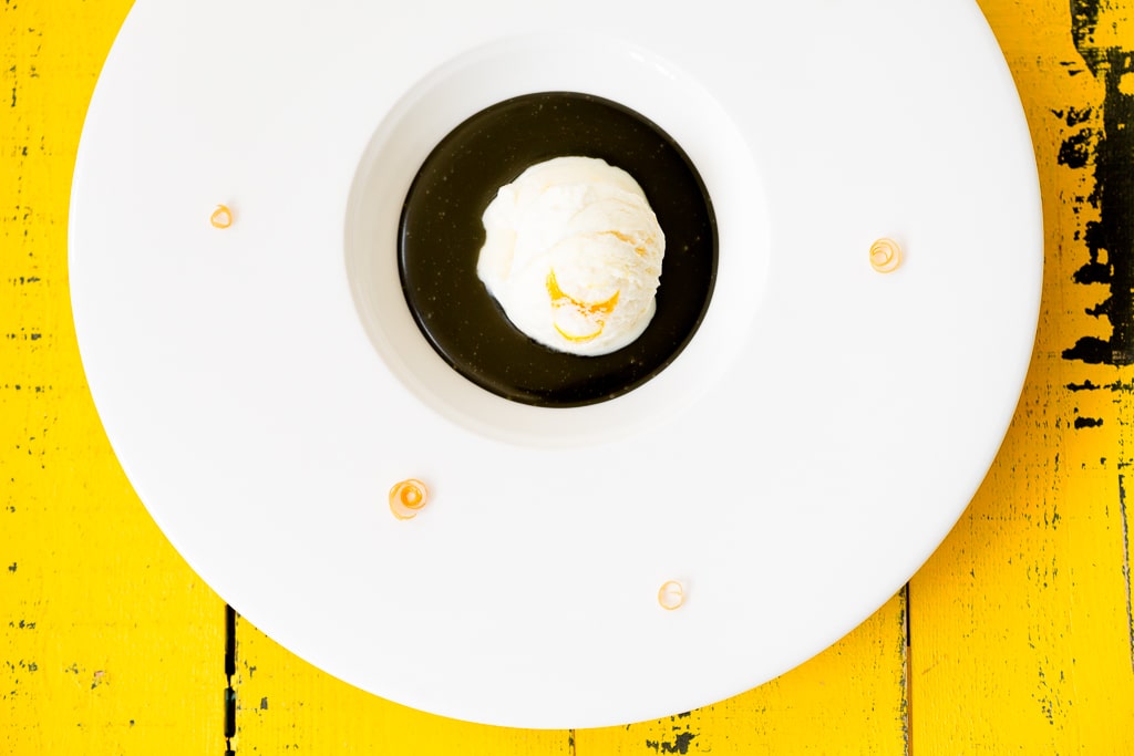 Salmiakki-appelsiinikastike ja jääteloä